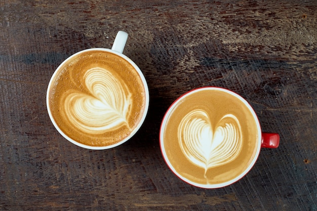 Dos tazas de café en madera