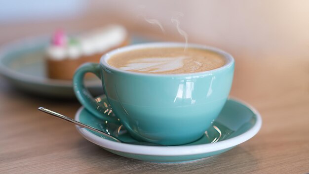 Dos tazas de café en la mesa latte art