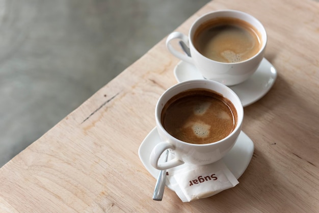 Dos tazas de café negro recién hecho en la mesa