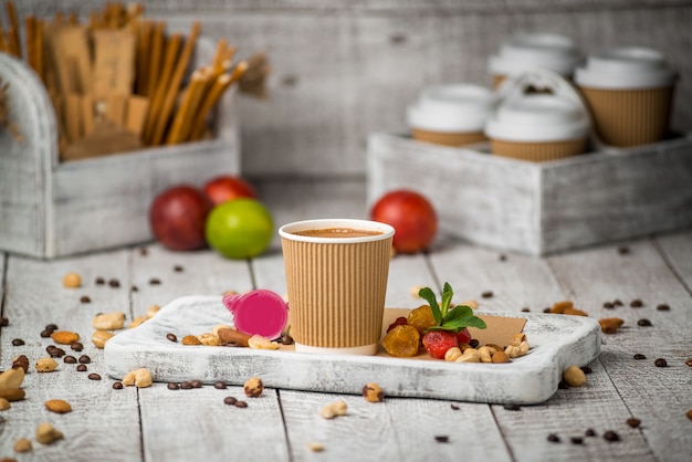 Dos tazas de café de papel.