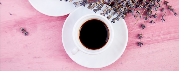 Dos tazas de café con ramo de flores.