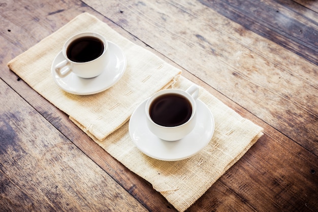 Foto dos tazas de café en servilleta marrón
