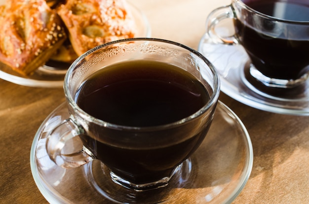 Dos tazas de café y tartas. Buenos dias concepto