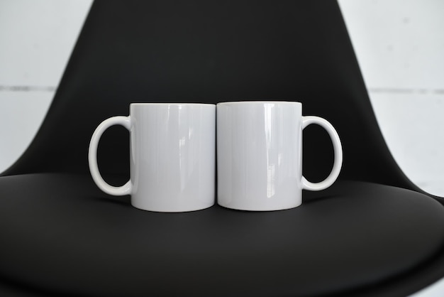 Dos tazas de cerámica sobre un fondo negro
