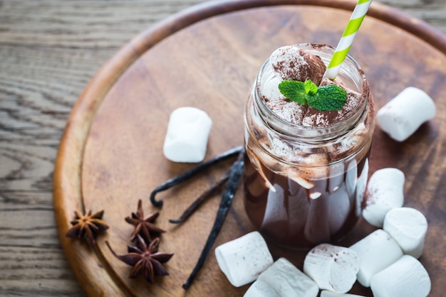 Dos tazas de chocolate caliente con malvaviscos