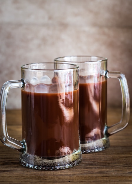 Dos tazas de chocolate caliente en la mesa de madera