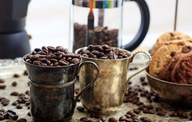 Dos tazas con granos de café