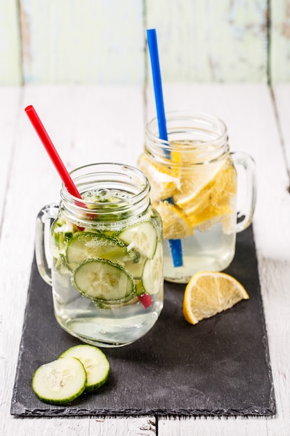 Dos tazas de infusión de desintoxicación dieta aguas refrescantes: con pepino y limón