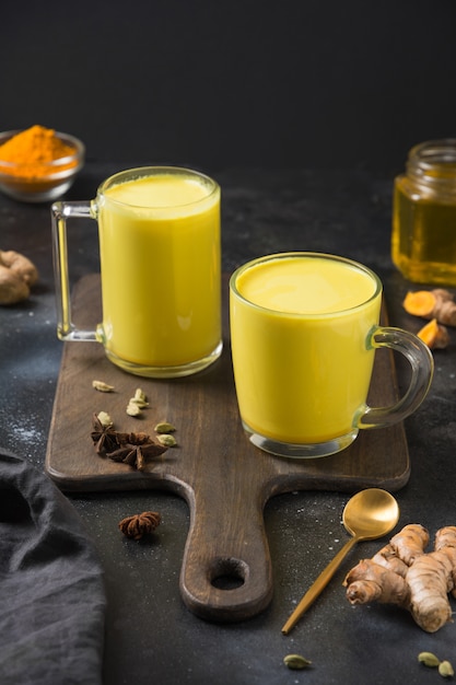 Dos tazas de leche con leche de cúrcuma dorada