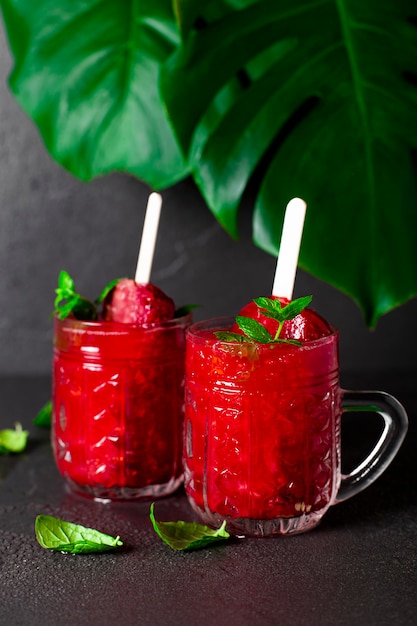 Dos tazas de refrescante batido de frambuesa con helado y menta