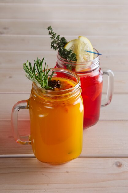 Dos tazas de té de arándano y té de espino amarillo con cítricos, canela y romero