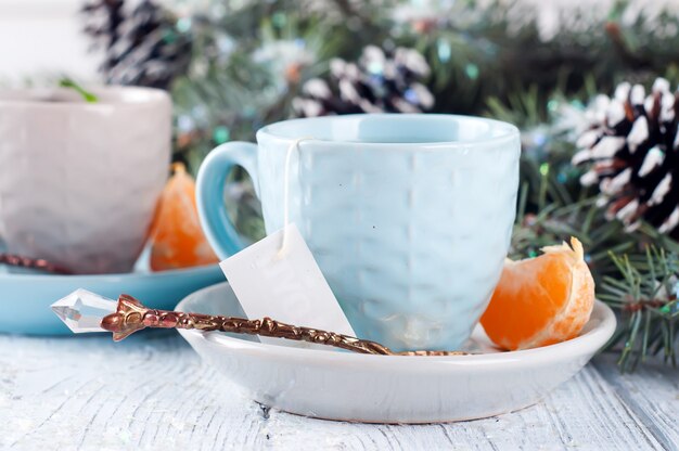 Dos tazas de té con bolsa de té y árbol de Navidad