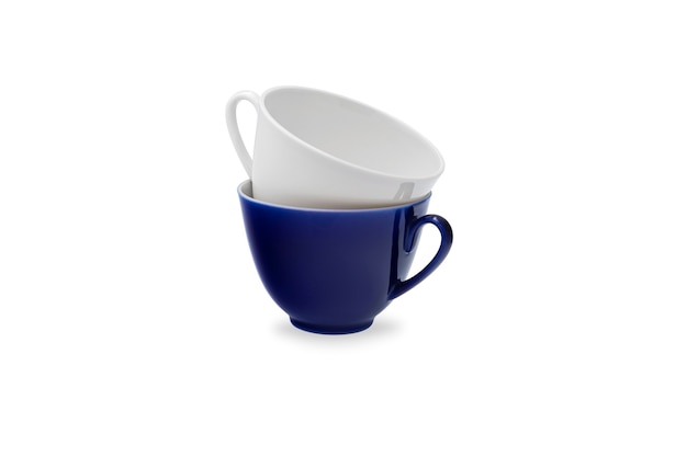 Dos tazas de té de cerámica blanca y azul oscuro. Fondo blanco aislado.