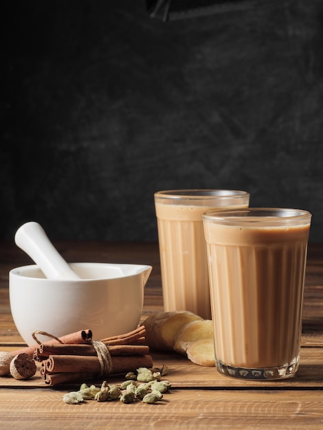 Dos tazas de té masala sobre una mesa gris Sale vapor de ellas