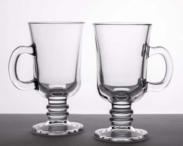 Dos tazas de vasos vacíos de cerca en colores blanco y negro