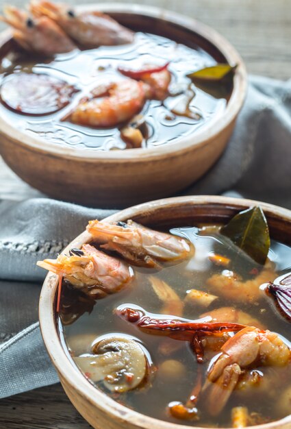 Dos tazones de sopa thai tom yum