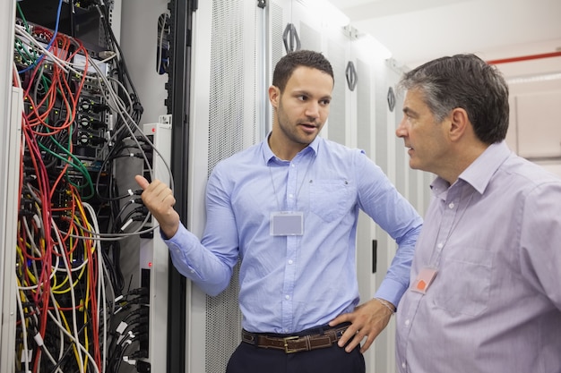 Dos técnicos discutiendo el cableado