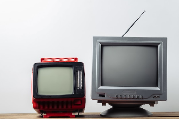 Dos televisores portátiles anticuados retro sobre un fondo blanco. Medios retro