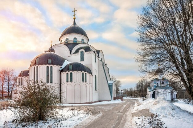 Dos templos en el monasterio de Tver a la luz del sol en una tarde de invierno