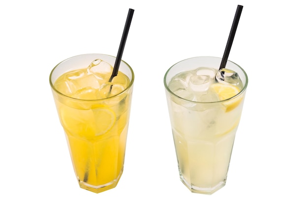 Dos tipos de limonada con cubitos de hielo y rodajas de limón aislado sobre fondo blanco.