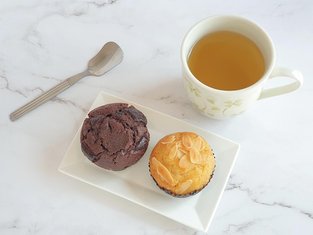 Dos tipos de muffins con té