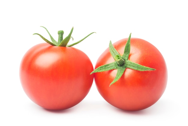 Dos tomates cherry rojos con hojas verdes aisladas sobre fondo blanco