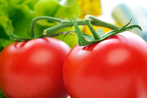 Dos tomates rojos con rama verde