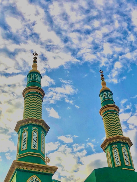 Foto las dos torres de una mezquita contra un cielo azul