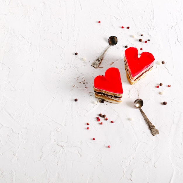 Dos tortas en forma de corazón de la jalea en fondo concreto.