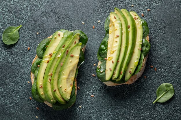 Dos tostadas ciabatta con aguacate en rodajas.