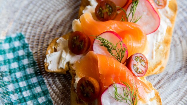 Dos tostadas de pan orgánico con crema de rábanos y salmón ahumado