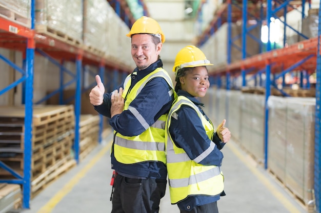 Dos trabajadores del almacén sonríen felices