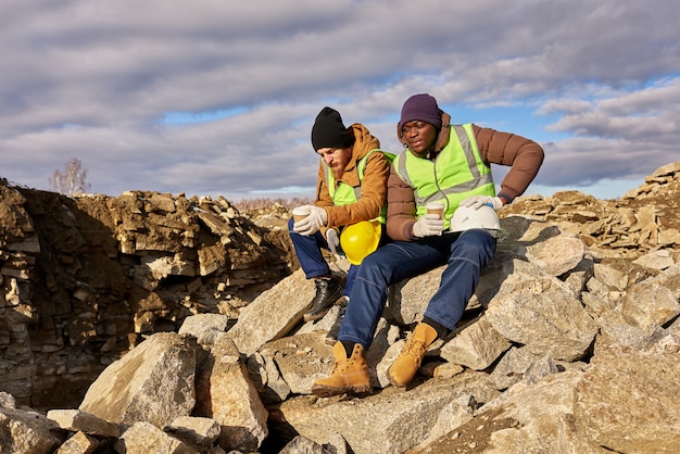 Dos trabajadores bebiendo café en Alaska