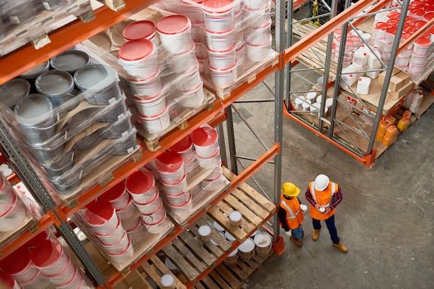 Foto dos trabajadores en bodega moderna