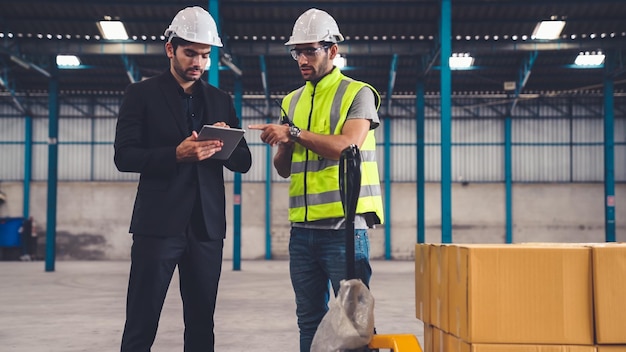 Dos trabajadores de la fábrica trabajando y discutiendo el plan de fabricación en la fábrica Concepto de industria e ingeniería