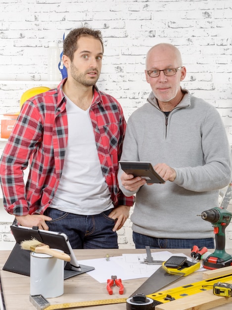 Dos trabajadores mirando la calculadora en estudio