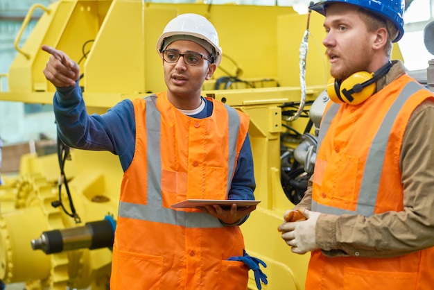 Dos trabajadores en la planta moderna