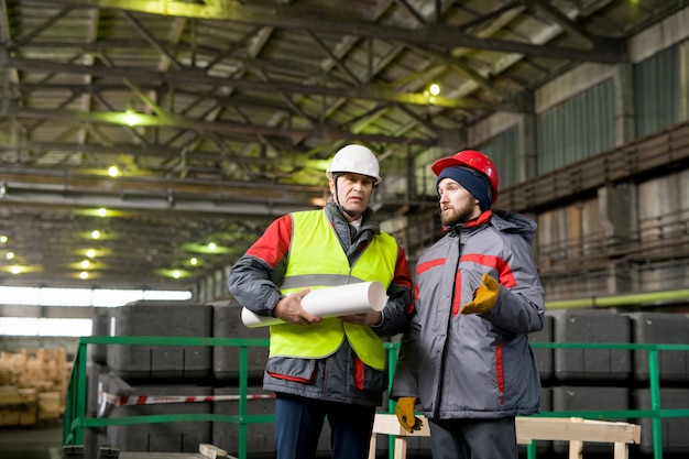 Dos trabajadores en planta