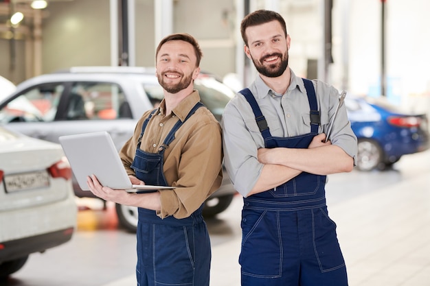 Dos trabajadores en servicio de automóviles