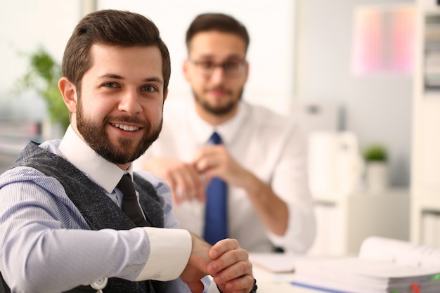 Dos trabajadores varones felices en su oficina