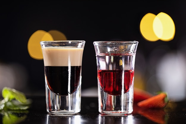 dos tragos diferentes en un bar