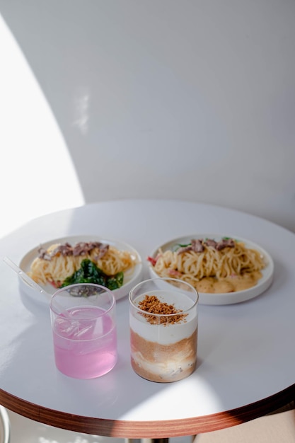 Dos tragos con Rose Pasta Spaghetti colocados en una mesa blanca