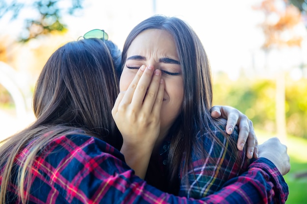 Dos tristes mejores amigas abrazándose