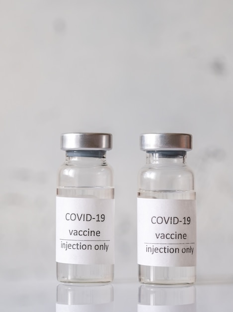 Dos tubos de vacuna contra el coronavirus COVID-19