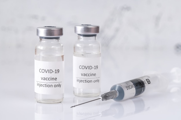 Dos tubos de vacuna contra el coronavirus COVID-19