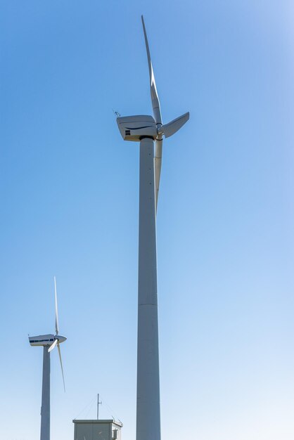 Dos turbinas eólicas y concepto de energía del viento azul con espacio de copia Tecnología en el entorno natural