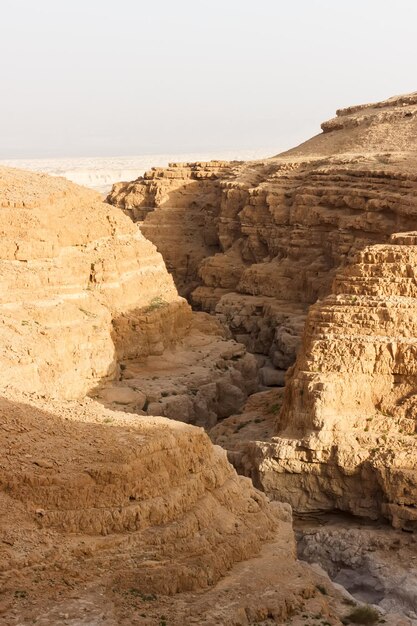 Dos turistas caminan entre las rocas del desierto de Judea.