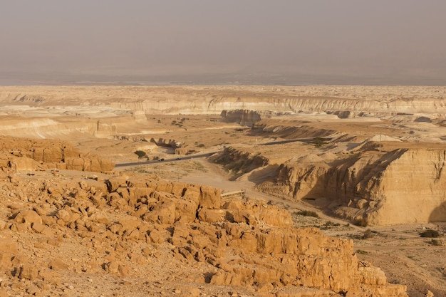 Dos turistas caminan entre las rocas del desierto de Judea.