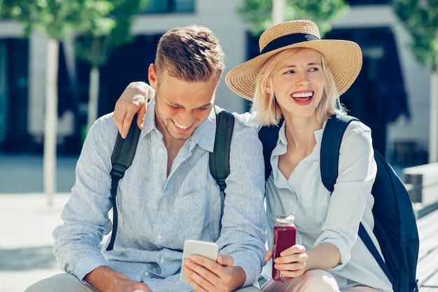 Dos turistas divirtiéndose en la ciudad.