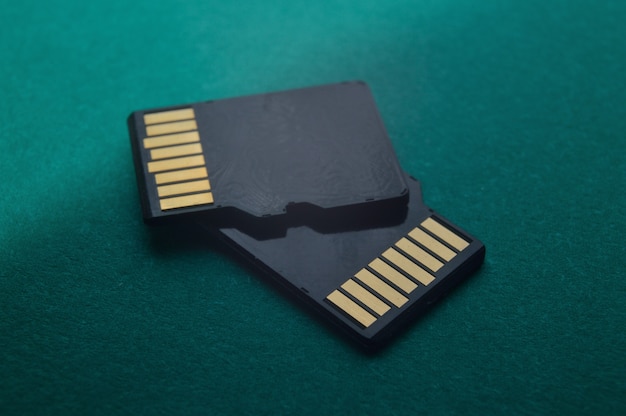 Dos unidades flash micro sd se encuentra sobre un fondo verde. de cerca.